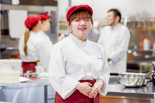 一つの分野だけじゃ、夢は広がらない。製菓・和菓子・調理・バリスタ・パン――2年間で全てを学ぶ。